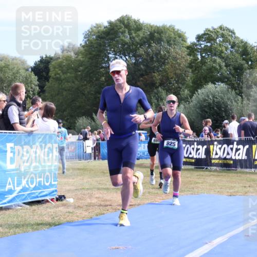 31.08.2025 - Elbe Triathlon Hamburg Strokosch-Dieckow http://msf.ph/oto/8654846 31.08.2025 11:42:36 Ziel 825, 880, 1292 meine-sportfotos.de