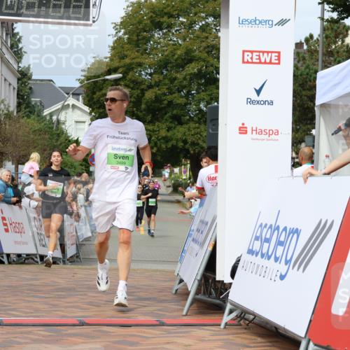 31.08.2025 - 21. Blankeneser Heldenlauf Strokosch-Dieckow http://msf.ph/oto/8656631 31.08.2025 10:57:27 Ziel 3212, 3499, 3503 meine-sportfotos.de