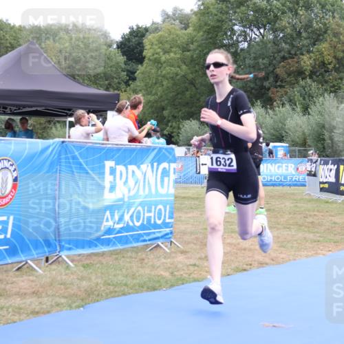 31.08.2025 - Elbe Triathlon Hamburg Strokosch-Dieckow http://msf.ph/oto/8657460 31.08.2025 12:49:03 Ziel 1632 meine-sportfotos.de