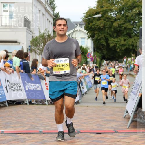 31.08.2025 - 21. Blankeneser Heldenlauf Strokosch-Dieckow http://msf.ph/oto/8657518 31.08.2025 10:28:48 Ziel 2346, 2697, 2700, 2387 meine-sportfotos.de