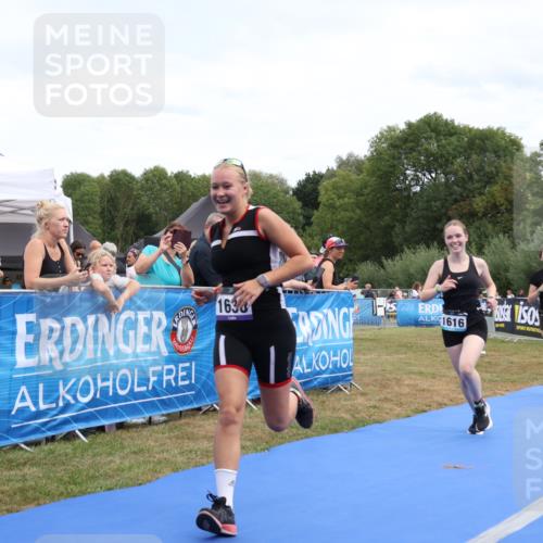 31.08.2025 - Elbe Triathlon Hamburg Strokosch-Dieckow http://msf.ph/oto/8657520 31.08.2025 12:52:49 Ziel 1616, 1617, 1630 meine-sportfotos.de