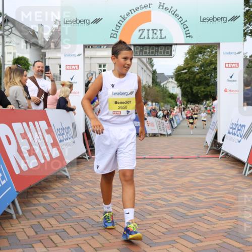31.08.2025 - 21. Blankeneser Heldenlauf Strokosch-Dieckow http://msf.ph/oto/8658936 31.08.2025 10:33:07 Ziel 2104, 2122, 2433, 2658 meine-sportfotos.de