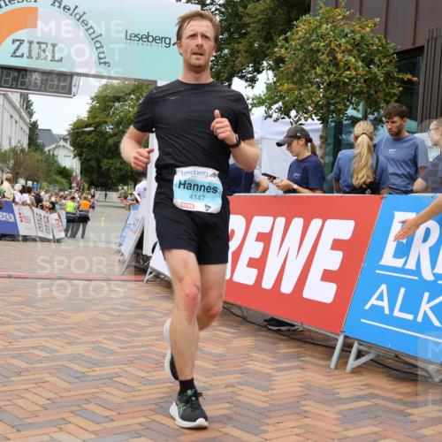 31.08.2025 - 21. Blankeneser Heldenlauf Strokosch-Dieckow http://msf.ph/oto/8659121 31.08.2025 11:54:39 Ziel 4147, 4196, 4036 meine-sportfotos.de