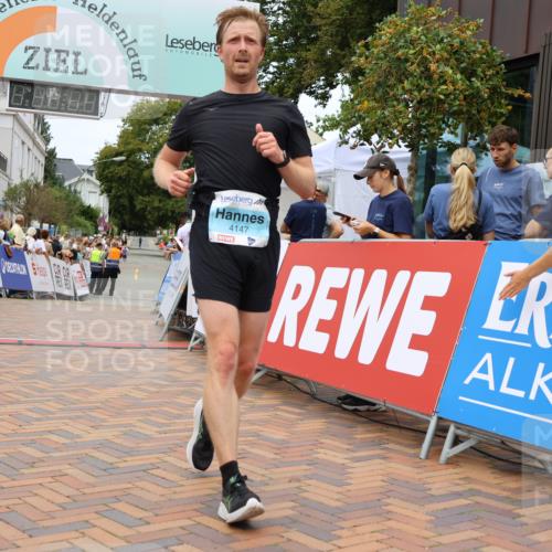 31.08.2025 - 21. Blankeneser Heldenlauf Strokosch-Dieckow http://msf.ph/oto/8659123 31.08.2025 11:54:39 Ziel 4147, 4196, 4036 meine-sportfotos.de