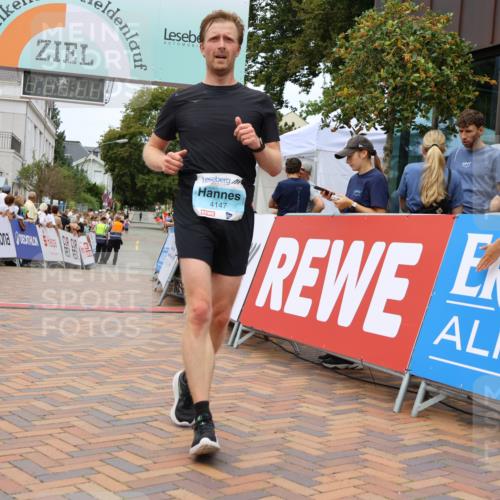 31.08.2025 - 21. Blankeneser Heldenlauf Strokosch-Dieckow http://msf.ph/oto/8659125 31.08.2025 11:54:39 Ziel 4147, 4196, 4036 meine-sportfotos.de
