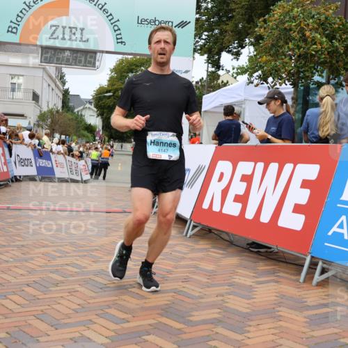 31.08.2025 - 21. Blankeneser Heldenlauf Strokosch-Dieckow http://msf.ph/oto/8659129 31.08.2025 11:54:39 Ziel 4147, 4196, 4036 meine-sportfotos.de