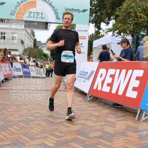 31.08.2025 - 21. Blankeneser Heldenlauf Strokosch-Dieckow http://msf.ph/oto/8659135 31.08.2025 11:54:39 Ziel 4147, 4196, 4036 meine-sportfotos.de