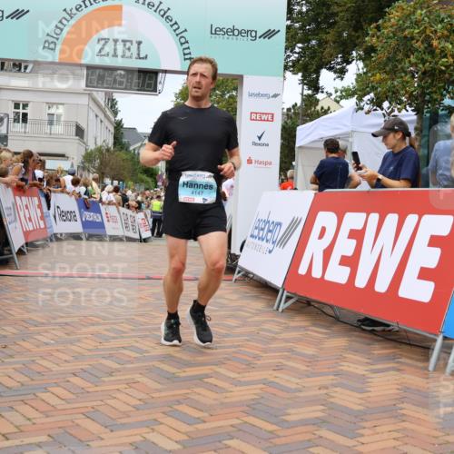 31.08.2025 - 21. Blankeneser Heldenlauf Strokosch-Dieckow http://msf.ph/oto/8659139 31.08.2025 11:54:39 Ziel 4147, 4196, 4036 meine-sportfotos.de
