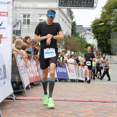 31.08.2025 - 21. Blankeneser Heldenlauf Strokosch-Dieckow http://msf.ph/oto/8659145 31.08.2025 11:54:35 Ziel 4147, 4196, 4036 meine-sportfotos.de