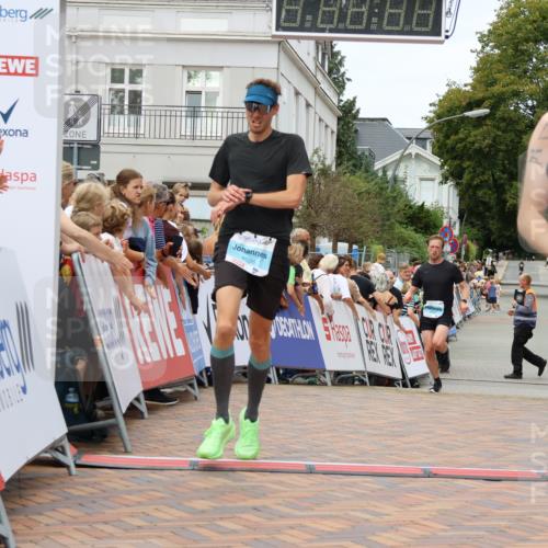 31.08.2025 - 21. Blankeneser Heldenlauf Strokosch-Dieckow http://msf.ph/oto/8659157 31.08.2025 11:54:34 Ziel 4147, 4196, 4036 meine-sportfotos.de
