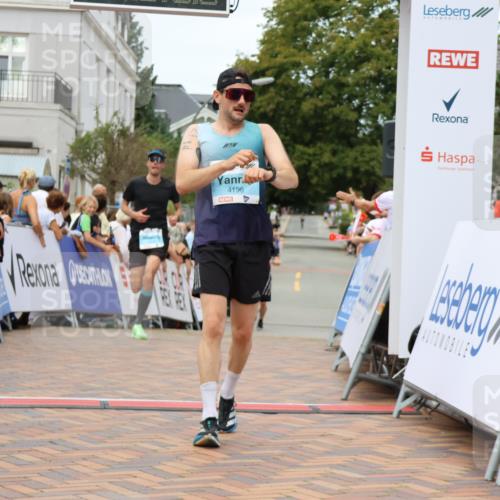31.08.2025 - 21. Blankeneser Heldenlauf Strokosch-Dieckow http://msf.ph/oto/8659174 31.08.2025 11:54:33 Ziel 4147, 4196, 4036 meine-sportfotos.de