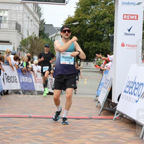 31.08.2025 - 21. Blankeneser Heldenlauf Strokosch-Dieckow http://msf.ph/oto/8659180 31.08.2025 11:54:33 Ziel 4147, 4196, 4036 meine-sportfotos.de