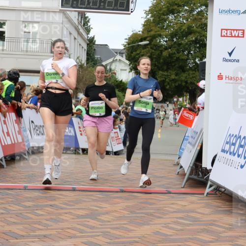 31.08.2025 - 21. Blankeneser Heldenlauf Strokosch-Dieckow http://msf.ph/oto/8660093 31.08.2025 11:35:41 Ziel 3153, 3158, 3155 meine-sportfotos.de