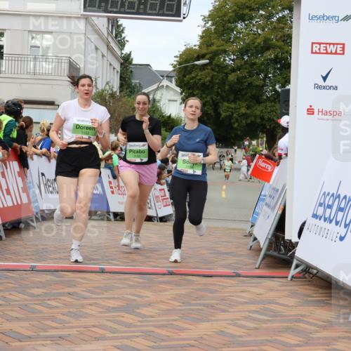 31.08.2025 - 21. Blankeneser Heldenlauf Strokosch-Dieckow http://msf.ph/oto/8660099 31.08.2025 11:35:40 Ziel 3153, 3158, 3155 meine-sportfotos.de