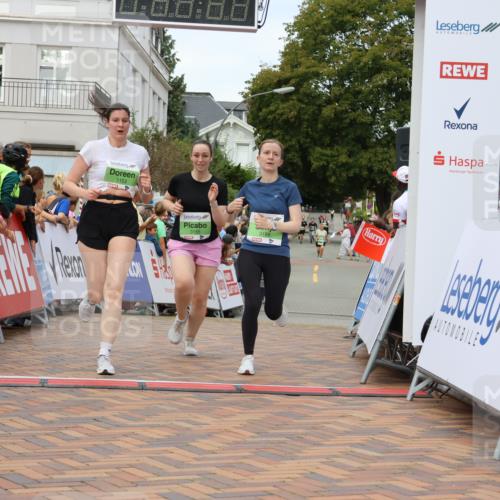 31.08.2025 - 21. Blankeneser Heldenlauf Strokosch-Dieckow http://msf.ph/oto/8660101 31.08.2025 11:35:40 Ziel 3153, 3158, 3155 meine-sportfotos.de