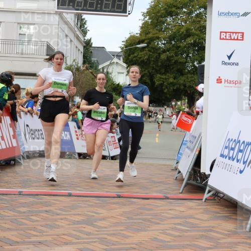 31.08.2025 - 21. Blankeneser Heldenlauf Strokosch-Dieckow http://msf.ph/oto/8660105 31.08.2025 11:35:40 Ziel 3153, 3158, 3155 meine-sportfotos.de