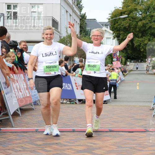 31.08.2025 - 21. Blankeneser Heldenlauf Strokosch-Dieckow http://msf.ph/oto/8661221 31.08.2025 11:27:04 Ziel 3575, 3574 meine-sportfotos.de