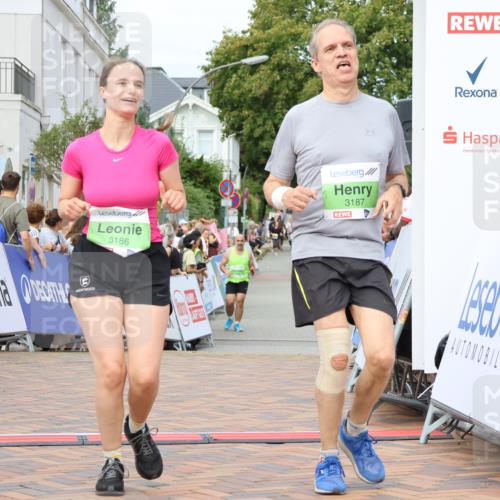 31.08.2025 - 21. Blankeneser Heldenlauf Strokosch-Dieckow http://msf.ph/oto/8661606 31.08.2025 11:23:38 Ziel 3186, 3187 meine-sportfotos.de