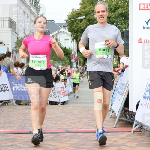 31.08.2025 - 21. Blankeneser Heldenlauf Strokosch-Dieckow http://msf.ph/oto/8661631 31.08.2025 11:23:38 Ziel 3186, 3187 meine-sportfotos.de