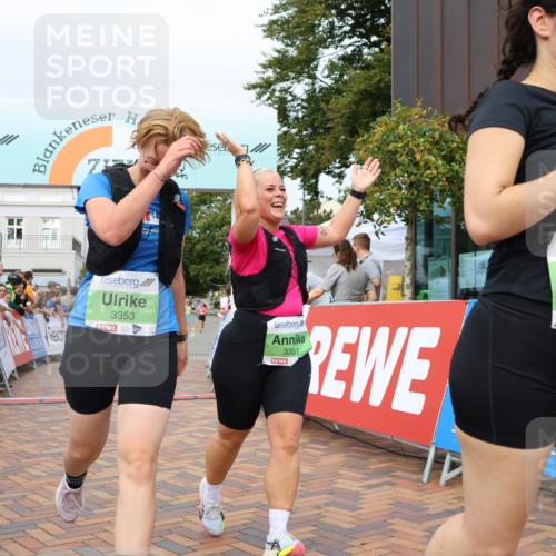 31.08.2025 - 21. Blankeneser Heldenlauf Strokosch-Dieckow http://msf.ph/oto/8662227 31.08.2025 11:22:28 Ziel 3682, 3351, 3353 meine-sportfotos.de