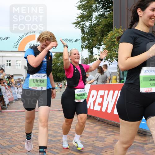 31.08.2025 - 21. Blankeneser Heldenlauf Strokosch-Dieckow http://msf.ph/oto/8662235 31.08.2025 11:22:28 Ziel 3682, 3351, 3353 meine-sportfotos.de