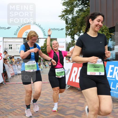 31.08.2025 - 21. Blankeneser Heldenlauf Strokosch-Dieckow http://msf.ph/oto/8662251 31.08.2025 11:22:28 Ziel 3682, 3351, 3353 meine-sportfotos.de