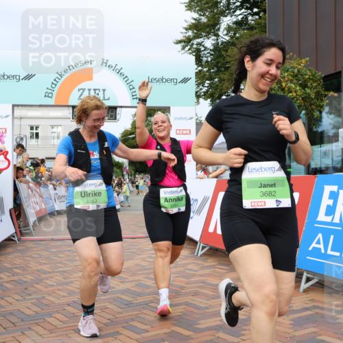 31.08.2025 - 21. Blankeneser Heldenlauf Strokosch-Dieckow http://msf.ph/oto/8662260 31.08.2025 11:22:28 Ziel 3682, 3351, 3353 meine-sportfotos.de