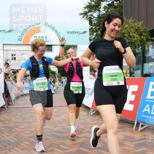 31.08.2025 - 21. Blankeneser Heldenlauf Strokosch-Dieckow http://msf.ph/oto/8662268 31.08.2025 11:22:27 Ziel 3682, 3351, 3353 meine-sportfotos.de