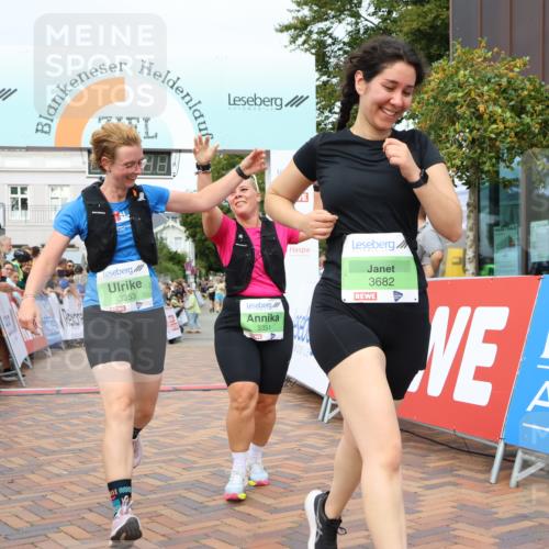 31.08.2025 - 21. Blankeneser Heldenlauf Strokosch-Dieckow http://msf.ph/oto/8662279 31.08.2025 11:22:27 Ziel 3682, 3351, 3353 meine-sportfotos.de