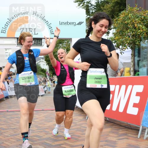 31.08.2025 - 21. Blankeneser Heldenlauf Strokosch-Dieckow http://msf.ph/oto/8662290 31.08.2025 11:22:27 Ziel 3682, 3351, 3353 meine-sportfotos.de