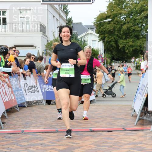 31.08.2025 - 21. Blankeneser Heldenlauf Strokosch-Dieckow http://msf.ph/oto/8662458 31.08.2025 11:22:25 Ziel 3682, 3351, 3353 meine-sportfotos.de