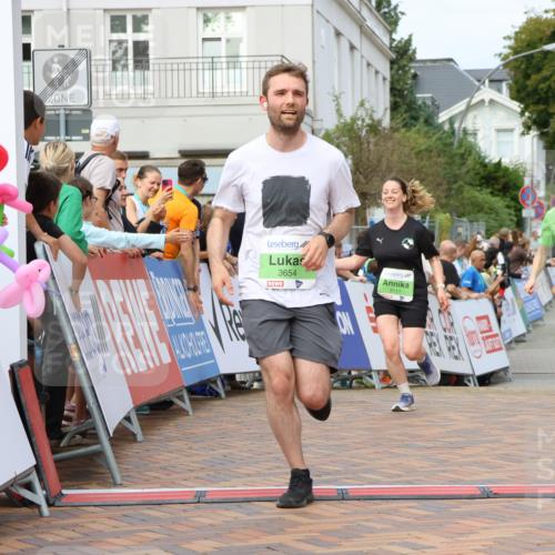 31.08.2025 - 21. Blankeneser Heldenlauf Strokosch-Dieckow http://msf.ph/oto/8662993 31.08.2025 11:21:39 Ziel 3145, 3110, 3111, 3654 meine-sportfotos.de