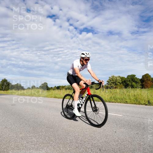 31.08.2025 - Elbe Triathlon Hamburg Michael Burmester http://msf.ph/oto/8663536 31.08.2025 09:38:56 Radfahren 457, 521, 611, 736 meine-sportfotos.de