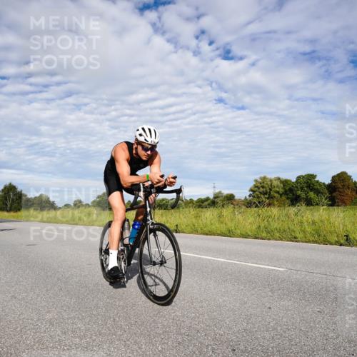 31.08.2025 - Elbe Triathlon Hamburg Michael Burmester http://msf.ph/oto/8663831 31.08.2025 09:43:00 Radfahren 321, 324, 414, 623, 624, 732, 833, 837, 882 meine-sportfotos.de
