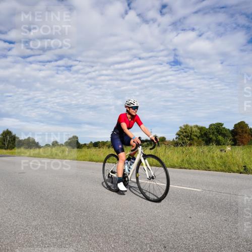 31.08.2025 - Elbe Triathlon Hamburg Michael Burmester http://msf.ph/oto/8664005 31.08.2025 09:45:45 Radfahren 305, 534, 633, 786, 808, 826, 905, 930 meine-sportfotos.de