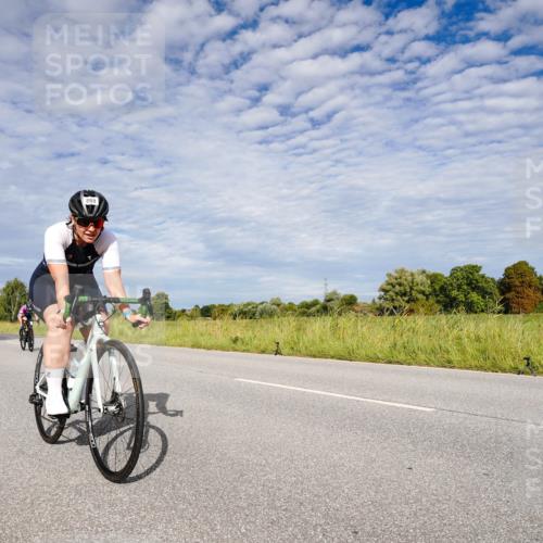 31.08.2025 - Elbe Triathlon Hamburg Michael Burmester http://msf.ph/oto/8664924 31.08.2025 10:00:46 Radfahren 420, 461, 564, 635, 707, 731, 868, 869, 896, 906 meine-sportfotos.de