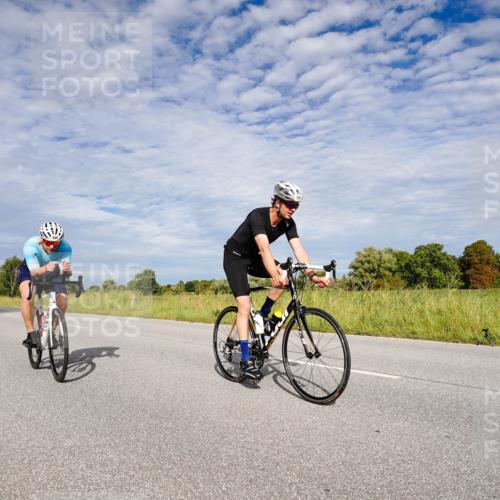 31.08.2025 - Elbe Triathlon Hamburg Michael Burmester http://msf.ph/oto/8664994 31.08.2025 10:02:09 Radfahren 394, 569, 570, 656, 660, 838, 859 meine-sportfotos.de