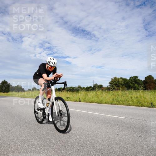 31.08.2025 - Elbe Triathlon Hamburg Michael Burmester http://msf.ph/oto/8665714 31.08.2025 10:17:38 Radfahren 820, 823, 825 meine-sportfotos.de