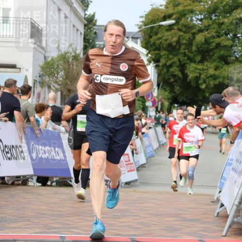 31.08.2025 - 21. Blankeneser Heldenlauf Strokosch-Dieckow http://msf.ph/oto/8665966 31.08.2025 11:17:42 Ziel 3241, 3279, 3508, 3507 meine-sportfotos.de