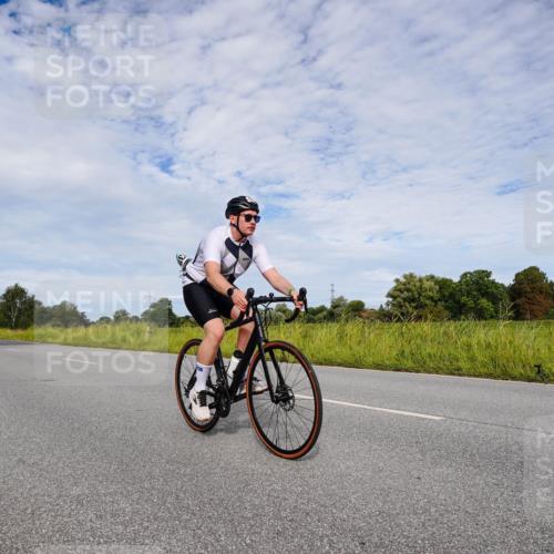 31.08.2025 - Elbe Triathlon Hamburg Michael Burmester http://msf.ph/oto/8666234 31.08.2025 10:26:14 Radfahren 699, 1022, 1035 meine-sportfotos.de
