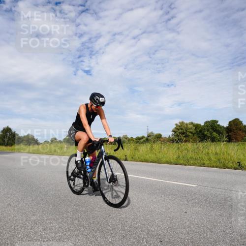 31.08.2025 - Elbe Triathlon Hamburg Michael Burmester http://msf.ph/oto/8666385 31.08.2025 10:29:39 Radfahren 851, 916 meine-sportfotos.de