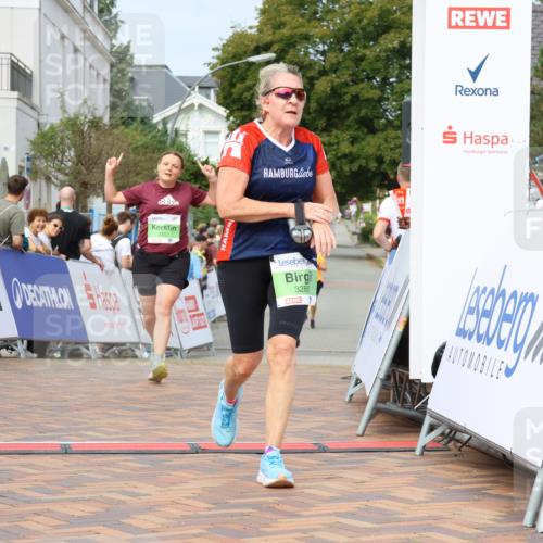 31.08.2025 - 21. Blankeneser Heldenlauf Strokosch-Dieckow http://msf.ph/oto/8666644 31.08.2025 11:16:45 Ziel 3452, 3278, 3280 meine-sportfotos.de