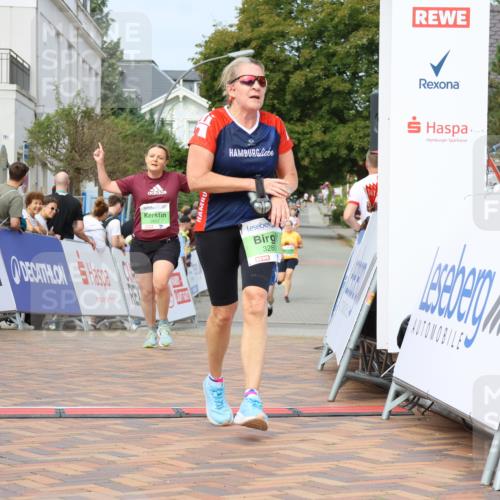 31.08.2025 - 21. Blankeneser Heldenlauf Strokosch-Dieckow http://msf.ph/oto/8666659 31.08.2025 11:16:45 Ziel 3452, 3278, 3280 meine-sportfotos.de