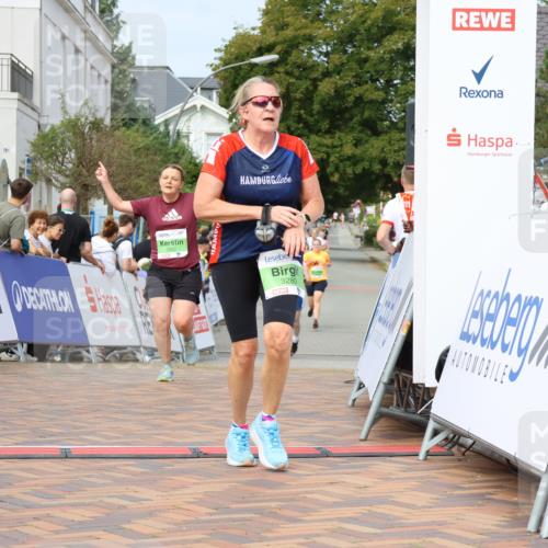 31.08.2025 - 21. Blankeneser Heldenlauf Strokosch-Dieckow http://msf.ph/oto/8666668 31.08.2025 11:16:45 Ziel 3452, 3278, 3280 meine-sportfotos.de
