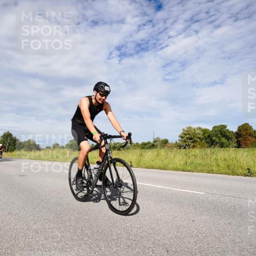 31.08.2025 - Elbe Triathlon Hamburg Michael Burmester http://msf.ph/oto/8666871 31.08.2025 10:38:03 Radfahren 879, 950, 981, 1051, 1070, 1088, 1315 meine-sportfotos.de