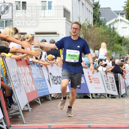 31.08.2025 - 21. Blankeneser Heldenlauf Strokosch-Dieckow http://msf.ph/oto/8667023 31.08.2025 10:57:50 Ziel 3559, 3421, 3539 meine-sportfotos.de