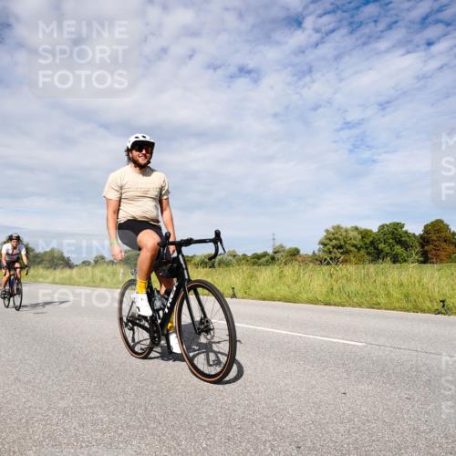 31.08.2025 - Elbe Triathlon Hamburg Michael Burmester http://msf.ph/oto/8667139 31.08.2025 10:42:41 Radfahren 863, 966, 1013, 1074, 1105, 1154 meine-sportfotos.de