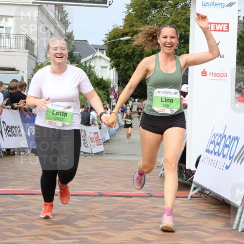 31.08.2025 - 21. Blankeneser Heldenlauf Strokosch-Dieckow http://msf.ph/oto/8667142 31.08.2025 11:15:49 Ziel 3581, 3582 meine-sportfotos.de