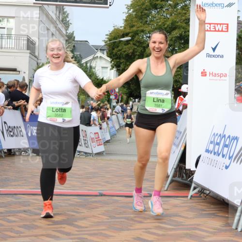 31.08.2025 - 21. Blankeneser Heldenlauf Strokosch-Dieckow http://msf.ph/oto/8667156 31.08.2025 11:15:49 Ziel 3581, 3582 meine-sportfotos.de