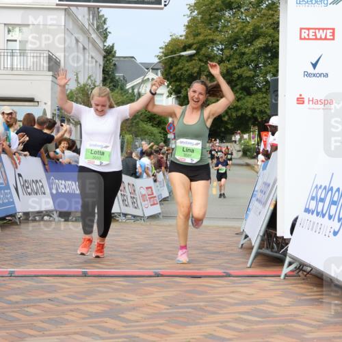 31.08.2025 - 21. Blankeneser Heldenlauf Strokosch-Dieckow http://msf.ph/oto/8667242 31.08.2025 11:15:48 Ziel 3581, 3582 meine-sportfotos.de